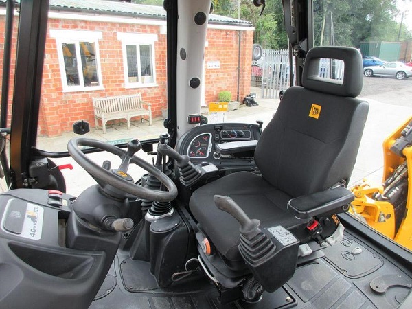 Кабина экскаватора-погрузчика «JCB 5CX»