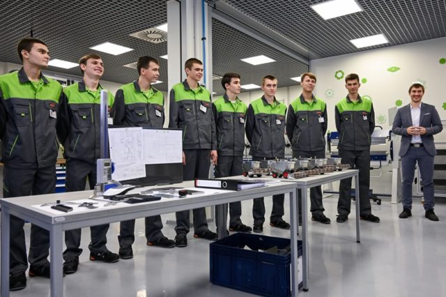 Завод «КЛААС»: первые выпускники-машиностроители