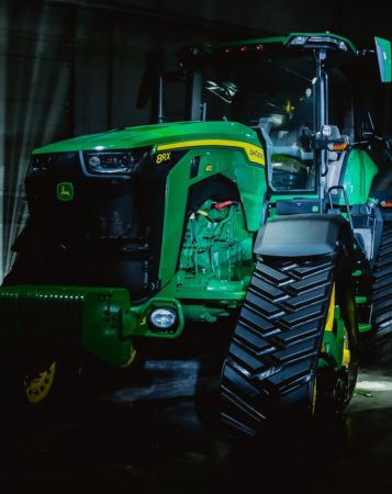 John Deere представила четырехгусеничный трактор 8RX, отвечающий самым современным трендам