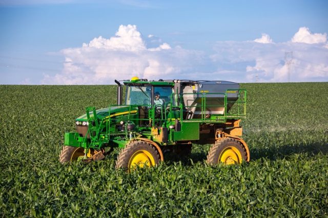 самоходный разбрасыватель удобрений John Deere M4040DN