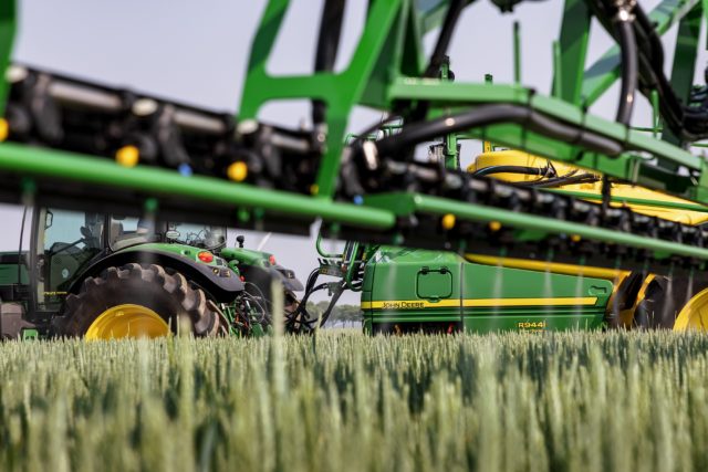 John Deere запускает в производство самый большой прицепной опрыскивател