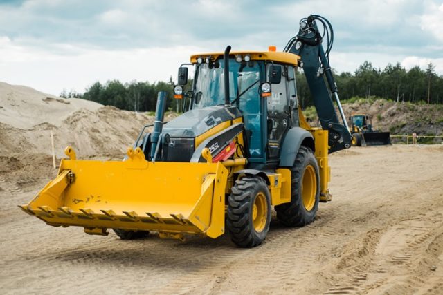 JOHN DEERE ПРАЗДНУЕТ 50-ЛЕТНИЙ ЮБИЛЕЙ ЭКСКАВАТОРОВ-ПОГРУЗЧИКОВ