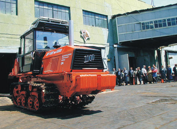 Основные особенности гусеничного трактора ВТ-100Д